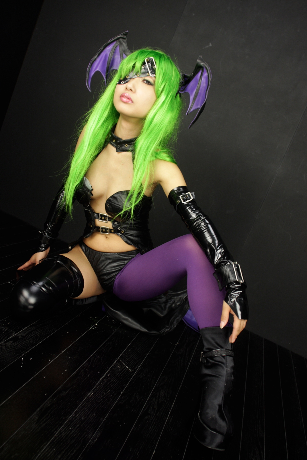 [Cosplay]  Darkstalkers  Morrigan with great body in latex